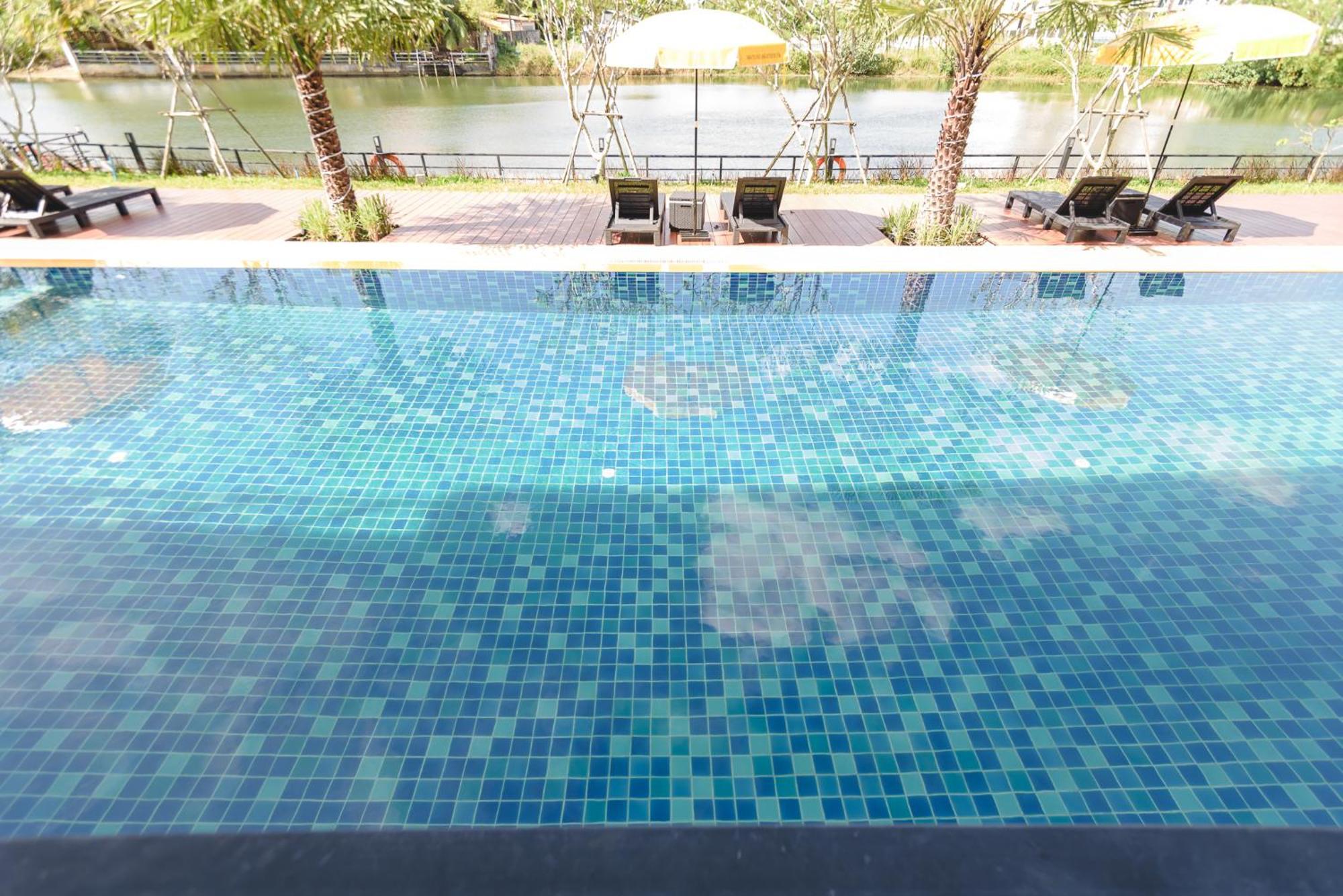 Phuengluang Riverside Hotel צ'נטאבורי מראה חיצוני תמונה