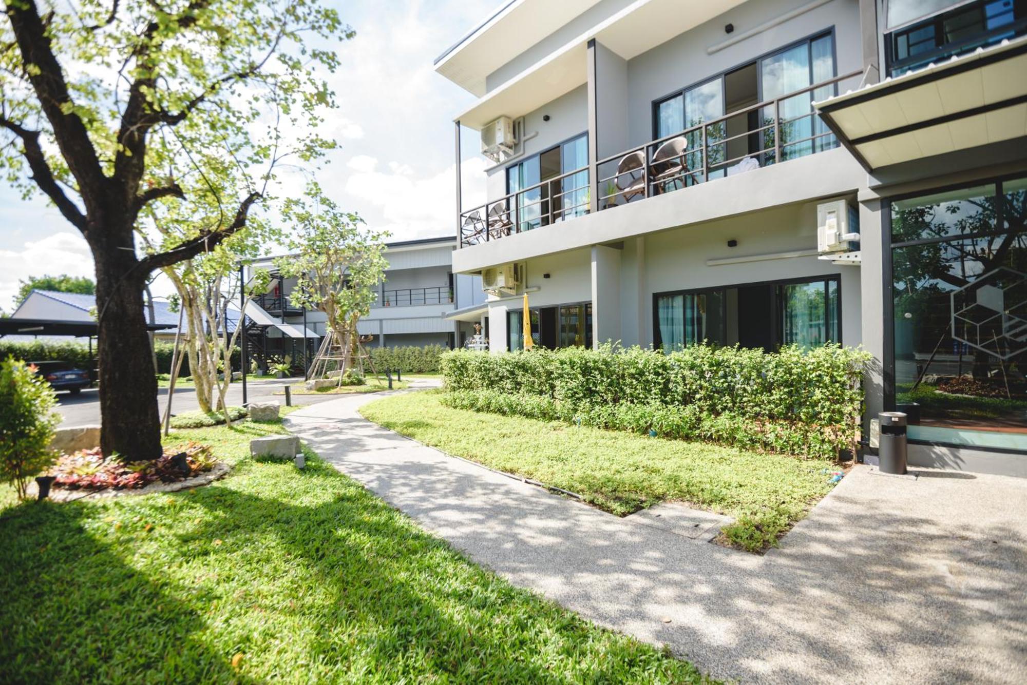 Phuengluang Riverside Hotel צ'נטאבורי מראה חיצוני תמונה