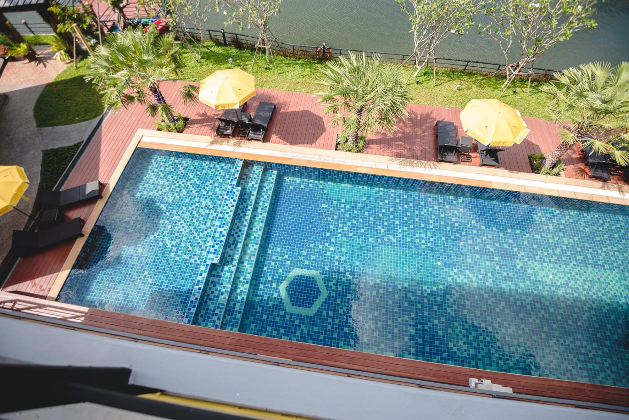 Phuengluang Riverside Hotel צ'נטאבורי מראה חיצוני תמונה